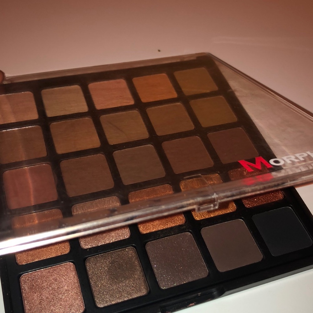 MAKEUP - Picture 2 of 5